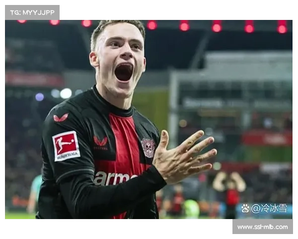 霍伊伦进球后指向看台，致敬随队远征的那不勒斯球迷